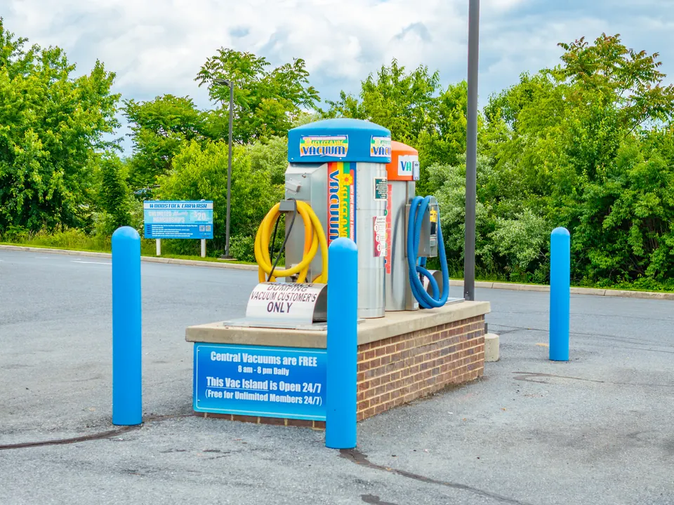 Vacuum island at Woodstock Car Wash with free central vacuums